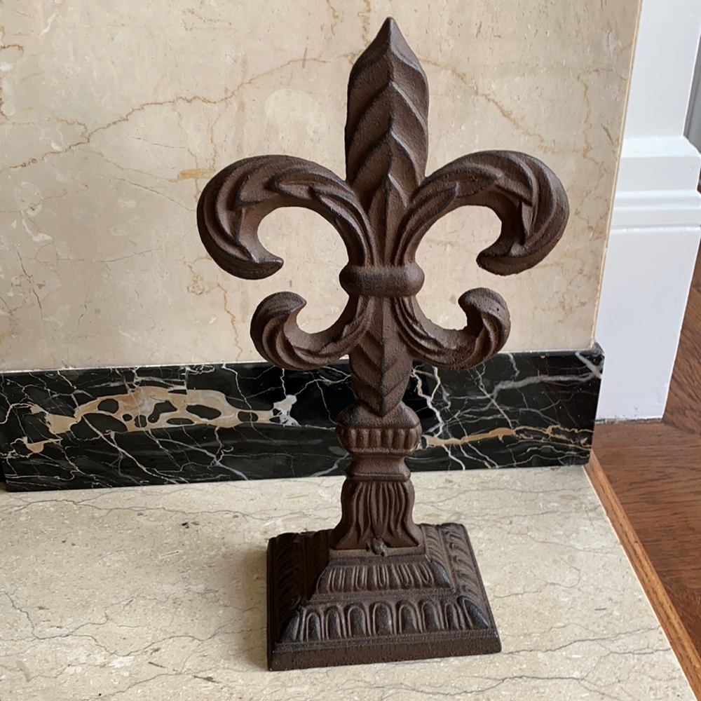 Fleur de lis:Bronze colored metal sculpture.